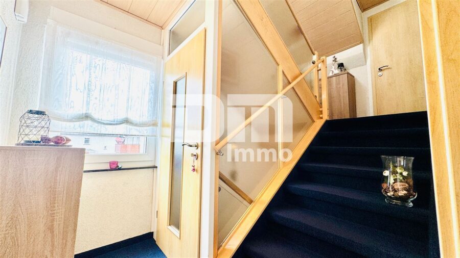 Ein- bis Zweifamilienhaus mit 2 Terrassen, Garage und angelegtem Gartenbereich - OG Treppenaufgang zum DG